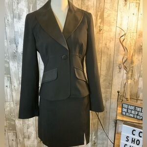 Suits Us ladies tuxedo style suit. Size 7/8